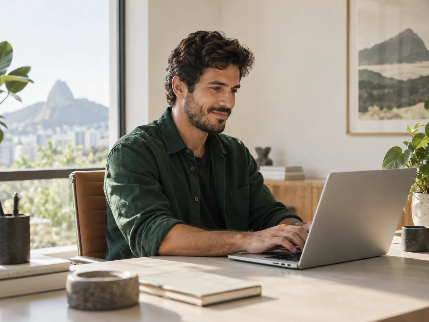 Desenvolvedor trabalhando em um notebook em seu escritório.